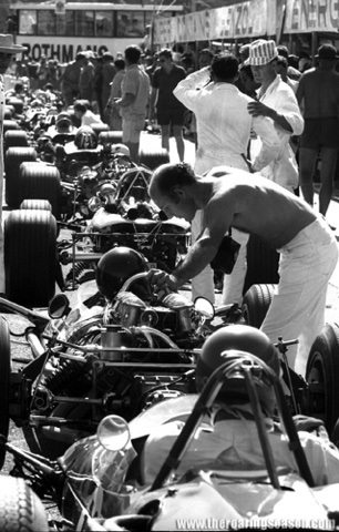 Sur la mise en forme de la grille de départ, un fa, venu de loin pour encourager et conseiller Jim Clark : Stirling Moss !
© Rod McKenzie